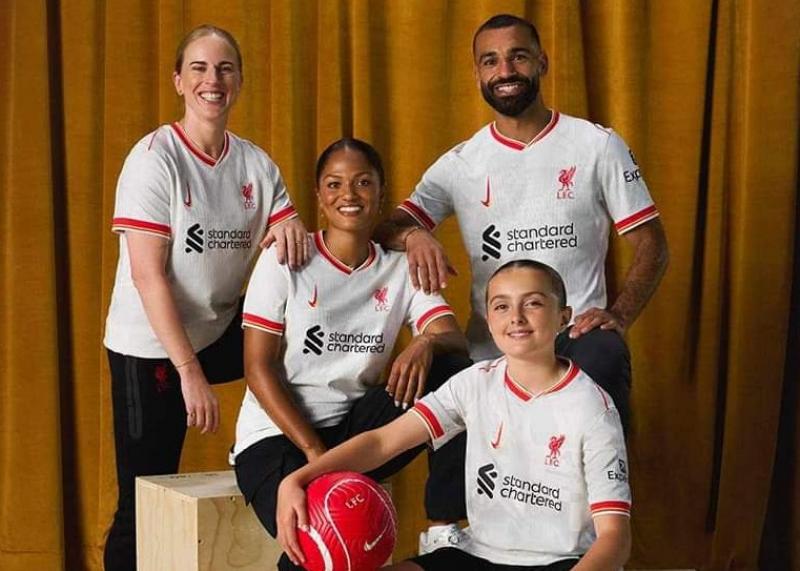 محمد صلاح ونونيز خلال جلسة تصوير إعلان قميص ليفربول الثالث