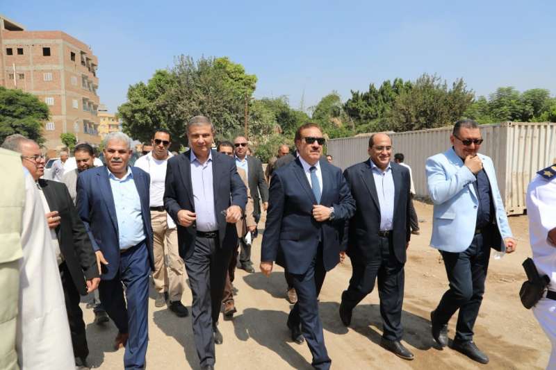 وزير الزراعة ومحافظ المنوفية خلال تفقدهما الجمعية الزراعية بالمصيلحة وميت خلف