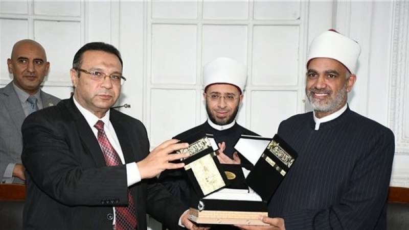 وزير الأوقاف يكرم الأمين العام السابق للمجلس الأعلى