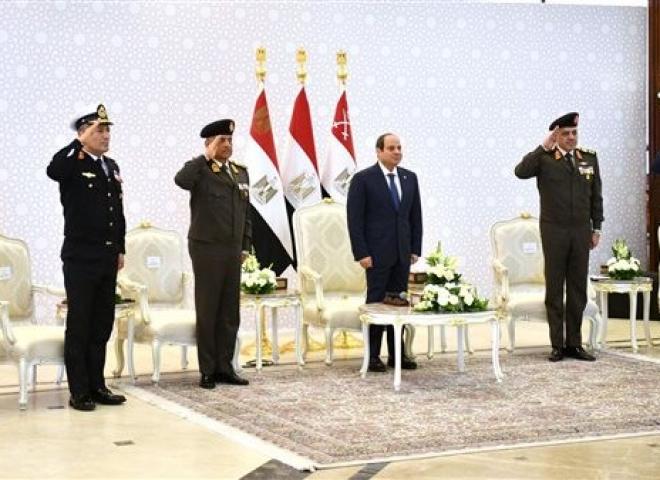 السيسي يؤدي صلاة الجمعة بمسجد المشير طنطاوي ويلتقي قيادات القوات المسلحة