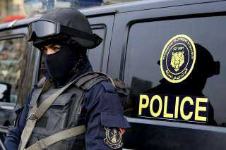 كشف ملابسات قيام عاطلين باستخدام طيور جارحة «صقور» لاستجداء المارة بالقاهرة.. وضبط مرتكبي الواقعة