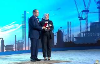 الرئيس السيسي يمنح الأوسمة للمكرمين من قطاعات العمل المختلفة