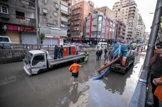 ”مياه الإسكندرية” تواصل جهودها لسحب تجمعات مياه الأمطار شرق المدينة |صور