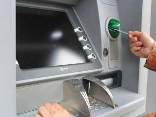 مُستهدفين كبار السن.. ضبط عصابة لسرقة المترددين على ماكينات الـATM بدعوى مساعدتهم