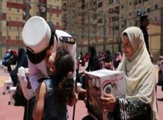 الداخلية توزع عبوات غذائية «بالمجان» على الفئات الأولى بالرعاية بالمناطق الحضارية الجديدة | فيديو