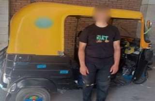 ضبط توك توك يسير عكس الاتجاه في قلب الطريق السريع