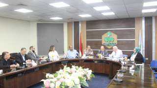 مستثمرو العاشر من رمضان يناقشون مع وزير الإسكان أزمة المقنن المائي