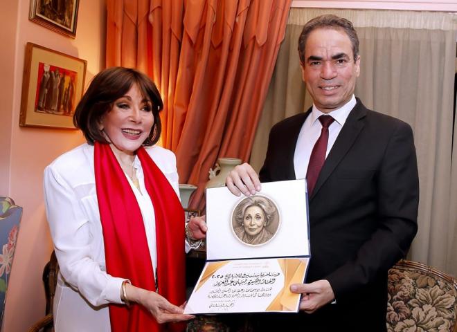 رئيس الوطنية للإعلام يمنح وسام ماسبيرو للفنانة الكبيرة لبنى عبدالعزيز