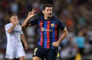توريس يهدد ليفاندوفسكي في برشلونة