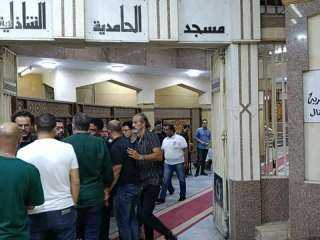 انهيار نجل تيمور تيمور في عزاء والده بمسجد الحامدية الشاذلية