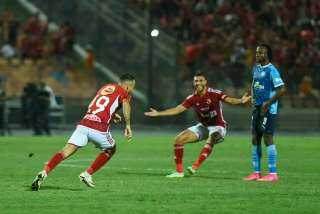 الأهلي وبيراميدز .. قمة البطل والوصيف وصراع الجريح في الكرة المصرية