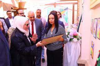 وزيرة التضامن تفتتح معرضًا فنياً لإبداعات كبار السن