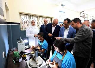 رئيس الوزراء يتفقد مدرسة ”إيجيبت جولد” الثانوية للتكنولوجيا التطبيقية المتخصصة في صناعة الحلي والمجوهرات