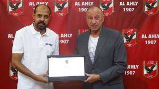 الخطيب يُكرم عماد النحاس تقديرًا لجهوده مع الأهلي في حضور لجنة التخطيط