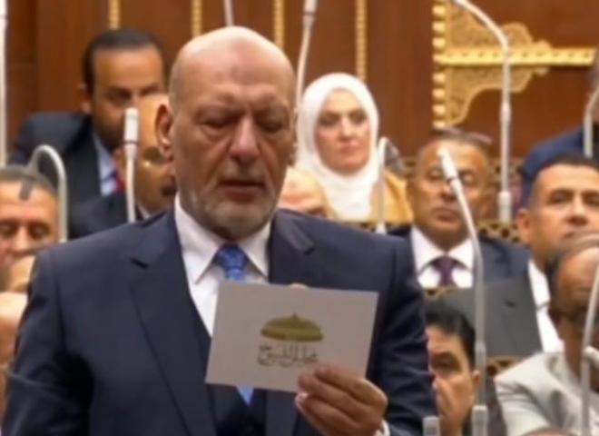 رئيس حزب ”المصريين” يؤدي اليمين الدستورية عضوًا بمجلس الشيوخ.. ويؤكد: مسؤولية تاريخية لخدمة قضايا الوطن