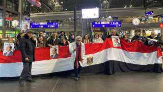 الجالية المصرية ببروكسل تستقبل الرئيس السيسي بالأعلام والهتافات