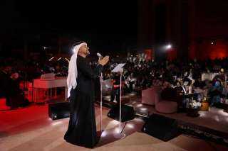 حسين الجسمي يُعانق بصوته القمر في سماء القاهرة بحفل كامل العدد