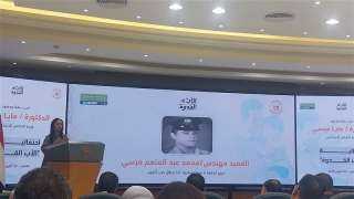 وزيرة التضامن تبكي على المسرح بعد ظهور صورة والدها في احتفالية ”الأب القدوة”