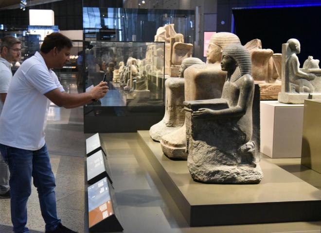 خدمة الدليل الصوتي تنقل زوار المتحف المصري الكبير في رحلة بين عظمة الماضي وروح الحاضر| صور