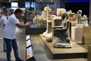 خدمة الدليل الصوتي تنقل زوار المتحف المصري الكبير في رحلة بين عظمة الماضي وروح الحاضر| صور