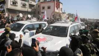 الاحتلال الإسرائيلي يُسلم 15 جثمانًا لشهداء من قطاع غزة