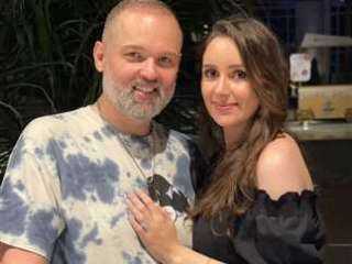 محمد محمود عبد العزيز يُطمئن جمهوره على صحة زوجته بعد ولادة صعبة وتدخل جراحي