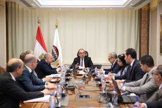 وزير قطاع الأعمال العام يجتمع بالرؤساء التنفيذيين للشركات القابضة لمتابعة موقف تطبيق نظام ”ERP”