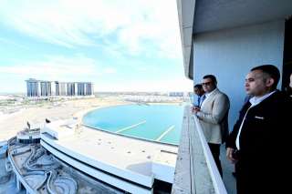 وزير الإسكان يتفقد برج LD08 ضمن الأبراج الشاطئية وكمبوند مزارين بمدينة العلمين الجديدة| صور