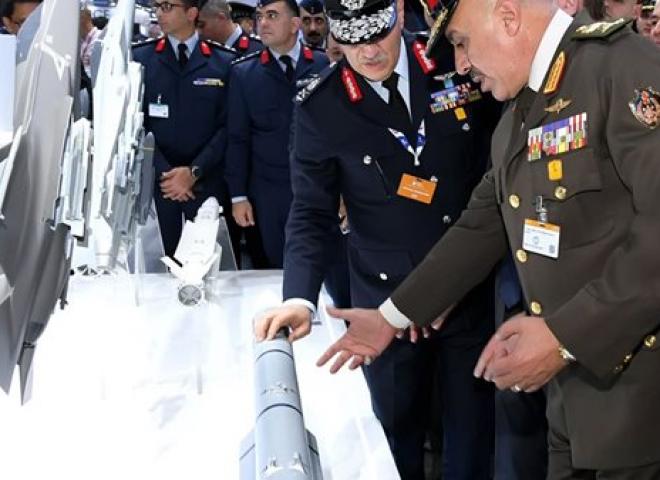 رئيس أركان حرب القوات المسلحة يعود إلى أرض الوطن عقب مشاركته في فعاليات معرض دبي الدولي للطيران 2025