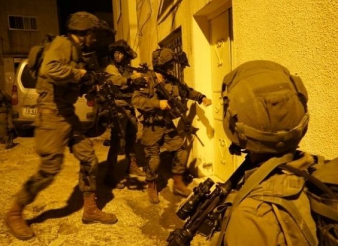 اندلاع مواجهات في مدينة دورا جنوب غرب الخليل بالضفة الغربية والاحتلال يطلق قنابل الغاز