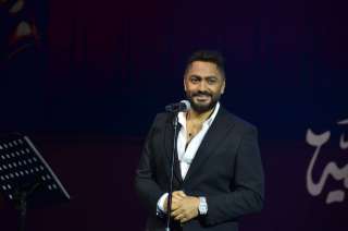 أمينة تروي ذكريات بدايات تامر حسني وتدعمه.. وتدعو له بالشفاء