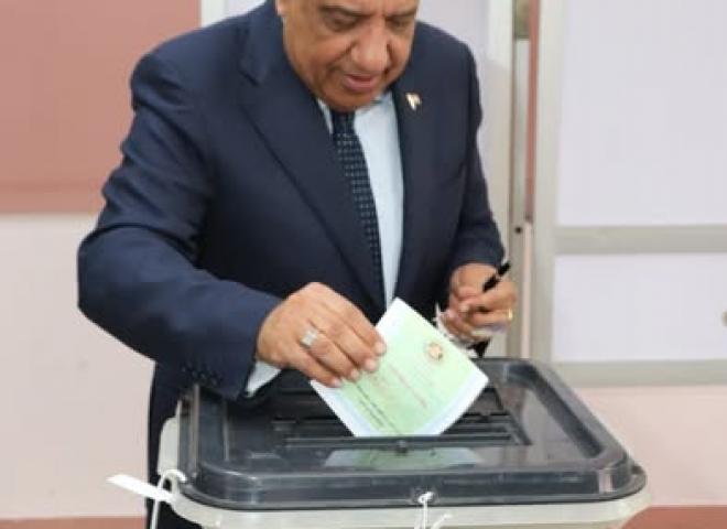 وزير الكهرباء والطاقة المتجددة يدلي بصوته في انتخابات ”النواب” أمام المركز الانتخابي بمدرسة المنارة بمدينة نصر