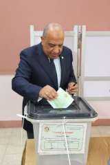 وزير الكهرباء والطاقة المتجددة يدلي بصوته في انتخابات ”النواب” أمام المركز الانتخابي بمدرسة المنارة بمدينة نصر