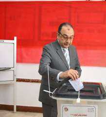 وزير قطاع الأعمال العام يدلي بصوته في انتخابات مجلس النواب بلجنته الانتخابية بمدرسة سيزا نبراوي بالقاهرة الجديدة