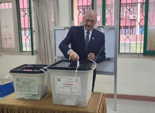 المستشار حسين أبو العطا يدلي بصوته في انتخابات مجلس النواب 2025