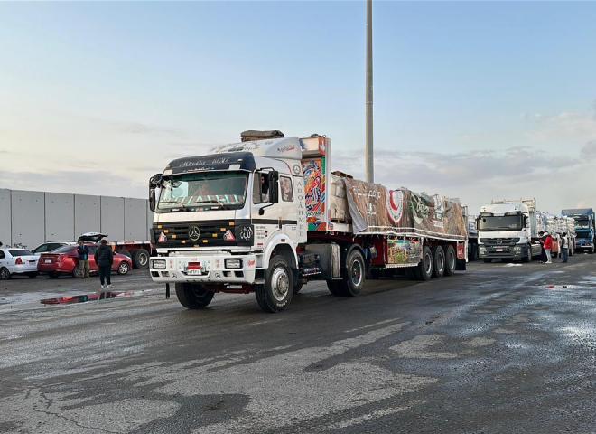 قافلة «زاد العزة» الـ81 تدخل إلى الفلسطينيين في قطاع غزة