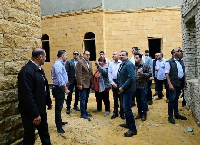رئيس الوزراء يتفقد أعمال إعادة إحياء منطقة ”درب اللبانة”| صور