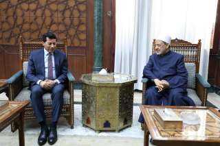 شيخ الأزهر يستقبل وزير الشباب والرياضة لبحث تعزيز التَّعاون المشترك| صور