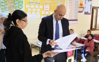 وزير التعليم يطلع على نسب حضور الطلاب ويوجه بصيانة الأثاث المدرسي | صور