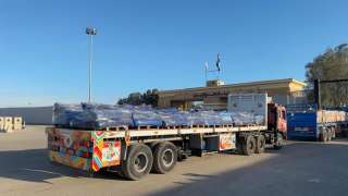 الهلال الأحمر المصري يرسل القافلة 87 إلى غزة محمّلة بـ10 آلاف طن من المساعدات العاجلة