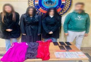 ضبط شخص و3 سيدات يُروجون لأعمال منافية للآداب عبر تطبيق هاتفي
