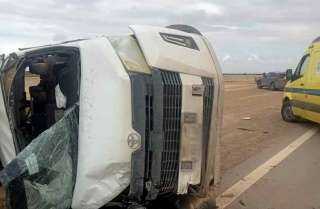 إصابة 14 عاملا إثر انقلاب سيارة ميكروباص أعلى الطريق الصحراوي الغربي بالعياط