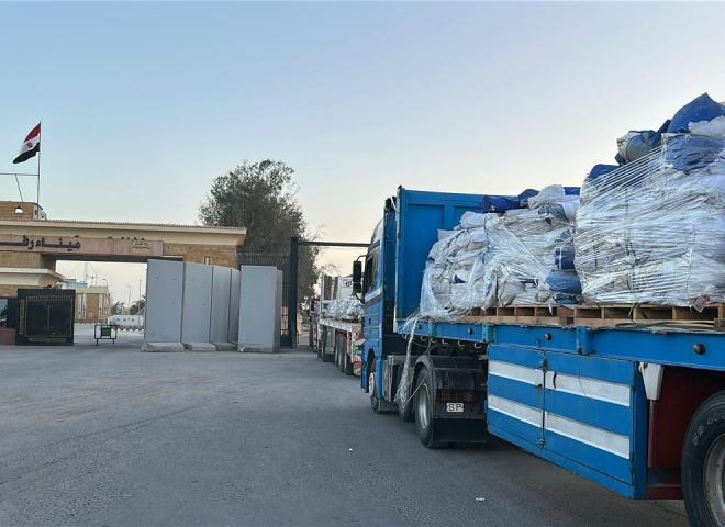 55 ألف قطعة ملابس شتوية عبر قافلة «زاد العزة» الـ89 إلى غزة| صور