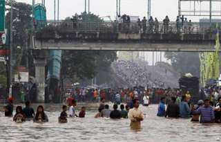 ارتفاع حصيلة الفيضانات في إندونيسيا إلى 950 قتيلا و5 آلاف مصاب