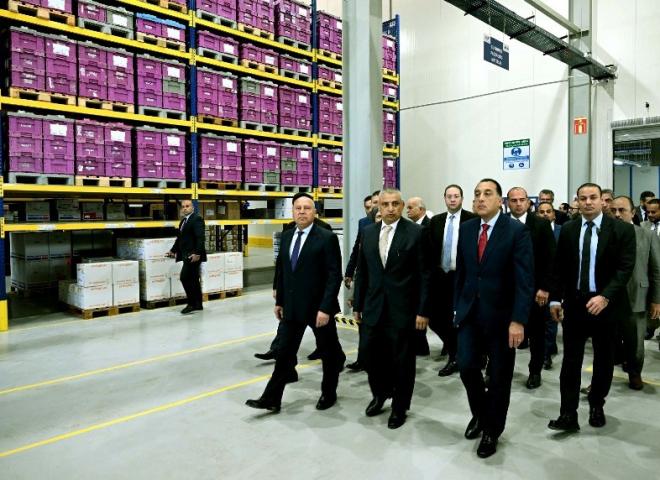 رئيس الوزراء يتفقد أقسام مصنع «ليوني مصر» بمدينة بدر| صور