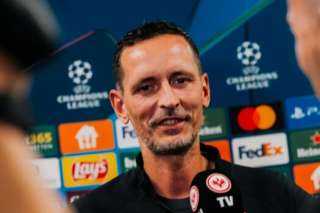 مدرب آينتراخت: مواجهة برشلونة اختبار كبير في دوري الأبطال