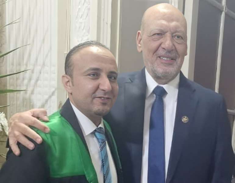 المستشار حسين أبو العطا يهنّئ الباحث فوزي بدوي بحصوله على درجة الماجستير