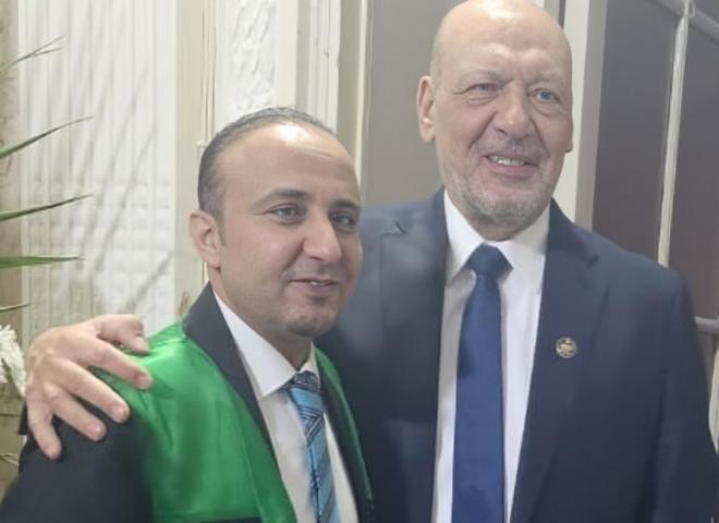 المستشار حسين أبو العطا يهنّئ الباحث فوزي بدوي بحصوله على درجة الماجستير