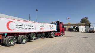 الهلال الأحمر المصري يعزز دعم غزة بمساعدات غذائية وطبية وشتوية ويطلق قافلة «زاد العزة» الـ 100| صور