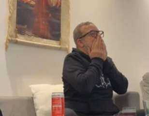 أعصاب مشدودة.. شريف منير يُشارك الجمهور لحظة انتظار صفارة نهاية مباراة مصر